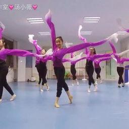 成人简单课桌舞教学视频,跟随课桌舞教学视频，掌握成人简单舞步