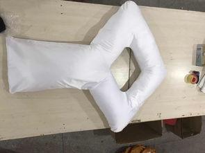 成人抱枕打孔视频播放